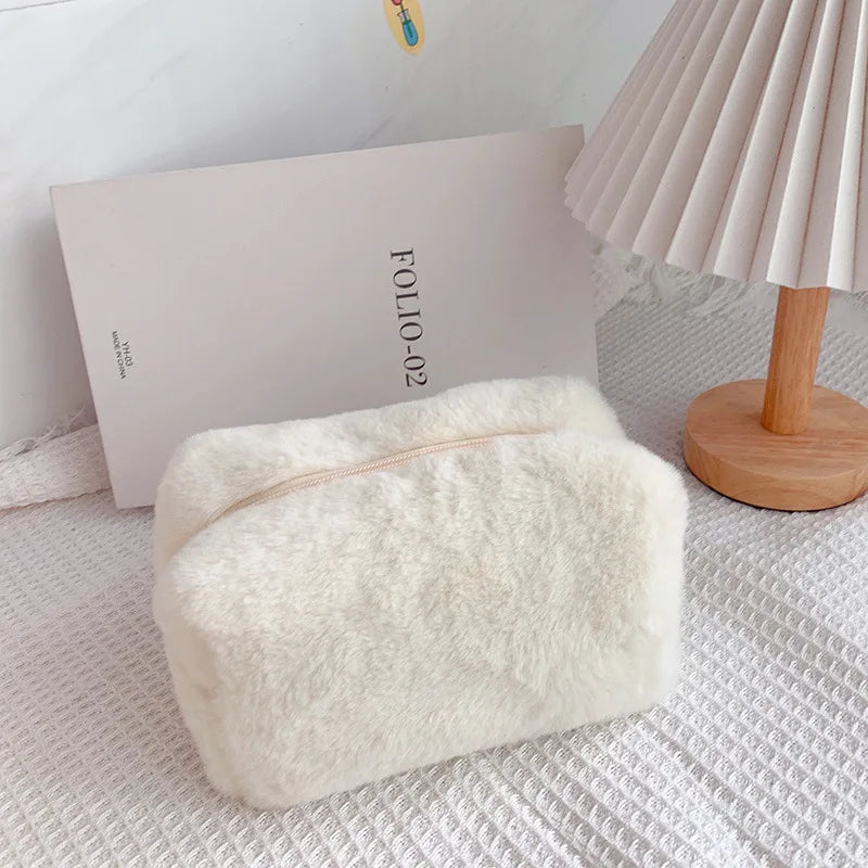Trousse de toilette femme matelassée en fausse fourrure – légère et douce, parfaite pour un rangement chic et cocooning