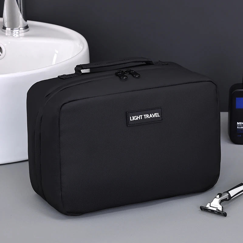 Trousse de toilette homme compacte et résistante, parfaite pour les longs voyages