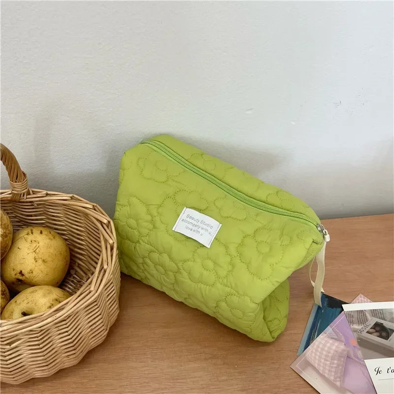 Trousse de toilette femme matelassée verte – tissu souple à motif floral, parfaite pour ranger maquillage et accessoires