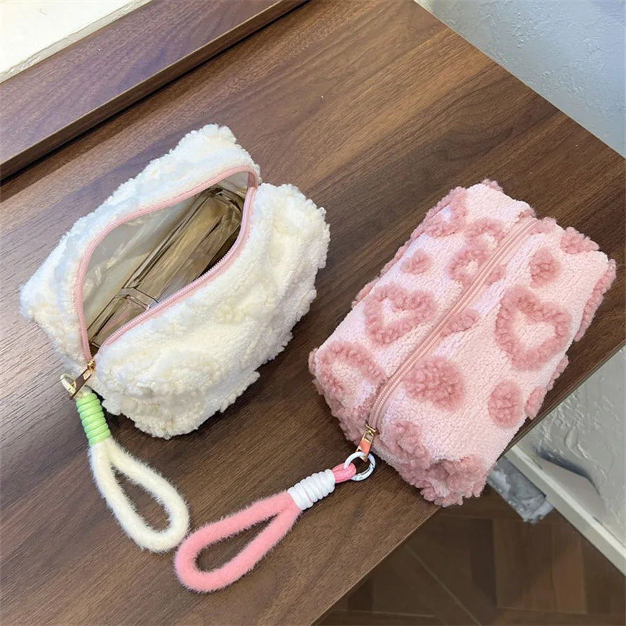 Trousse de toilette matelassée – Douceur, capacité & design peluche pour femme