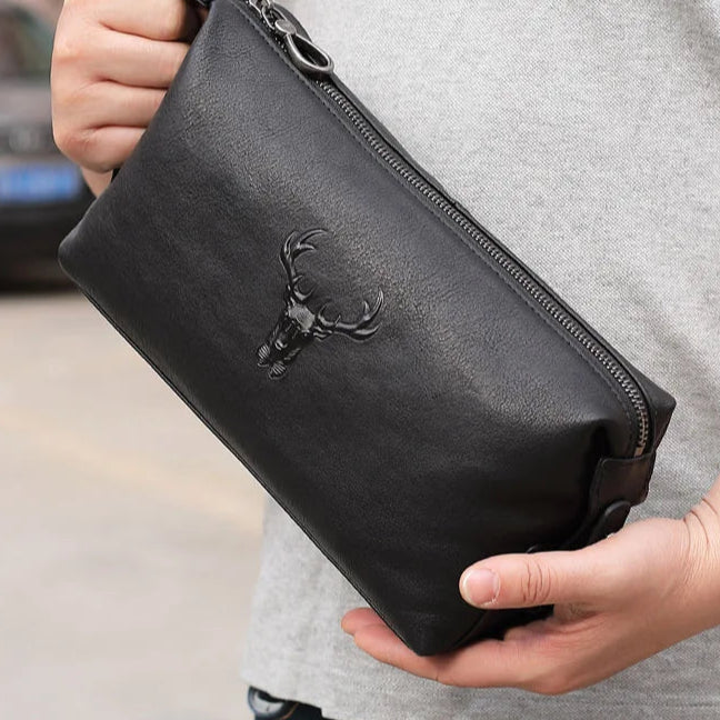 Trousse de toilette homme en cuir noir avec motif cerf, format compact et élégant

