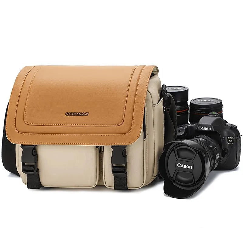 Sac appareil photo vintage en toile beige et cuir camel, avec poches latérales et bandoulière, pour reflex et hybrides.