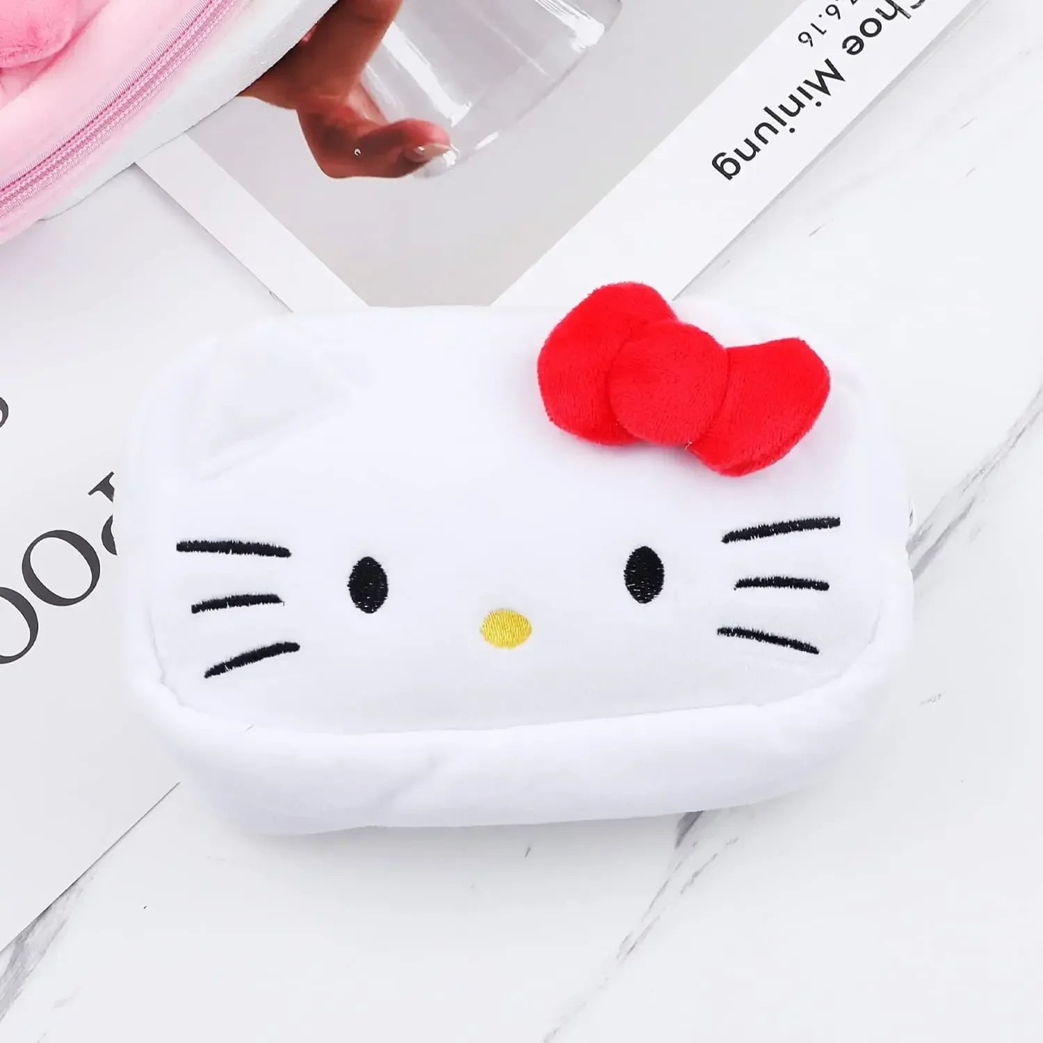 Trousse de toilette bébé Hello Kitty en peluche blanche avec fermeture éclair, idéale pour enfant ou bébé – format compact et design kawaii