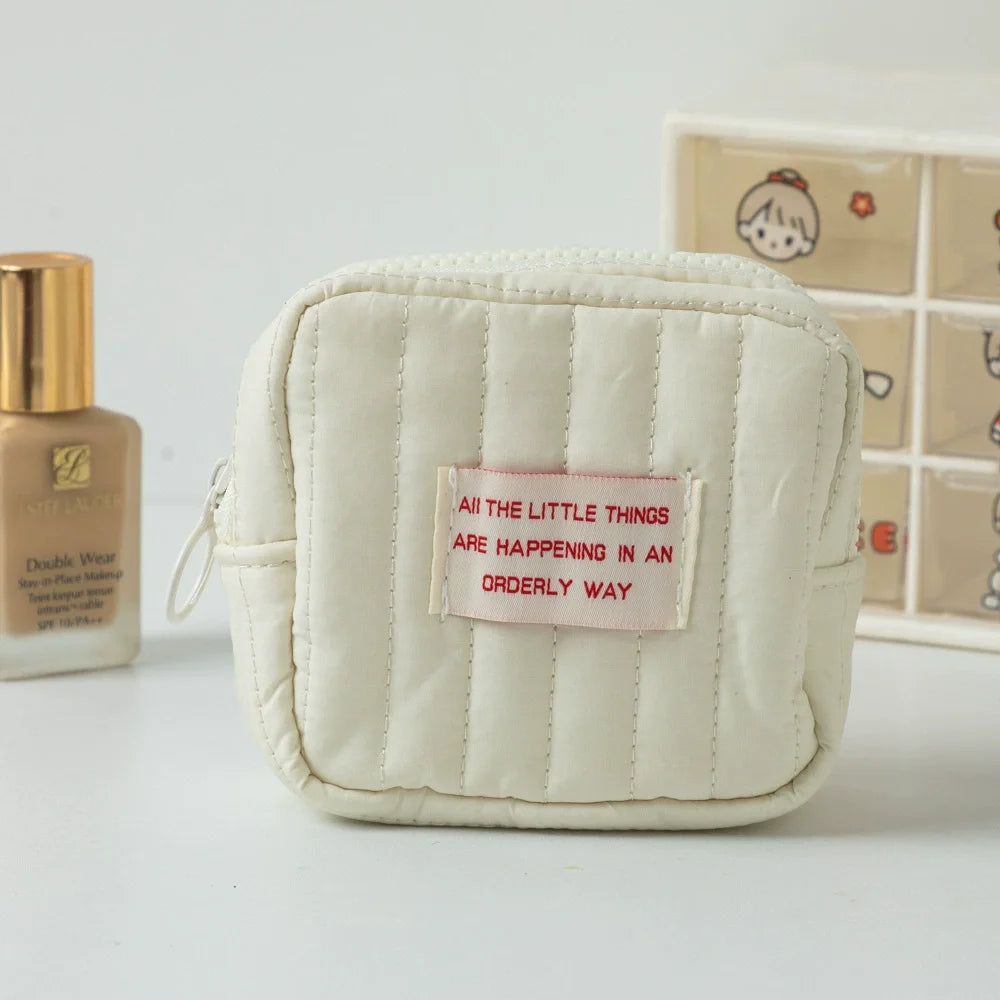  Trousse de toilette femme vanity brodée crème avec texte rouge – design matelassé tendance pour accessoires de beauté
