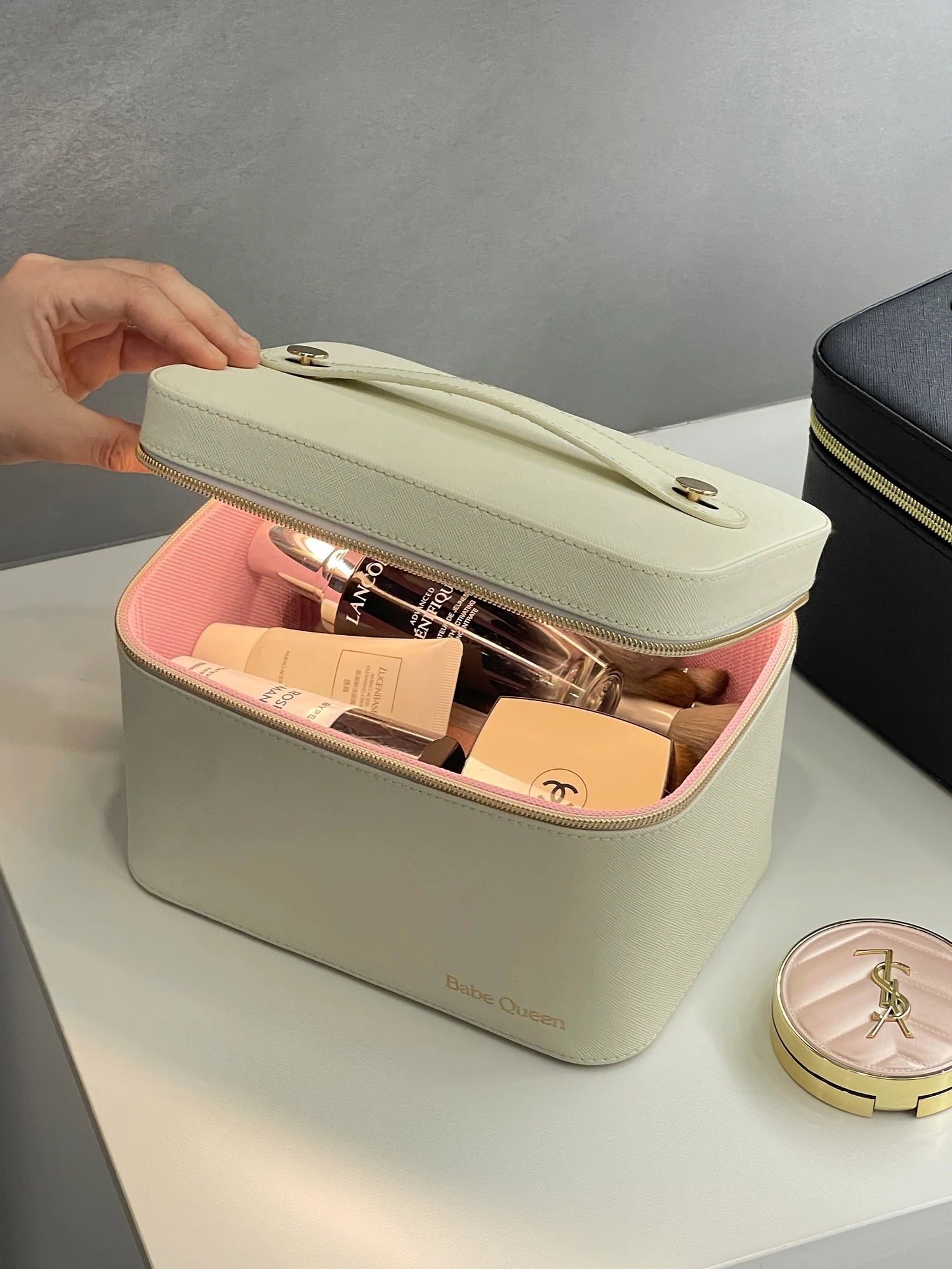 Trousse de toilette vanity femme rigide beige avec miroir lumineux intégré et compartiments de rangement pour maquillage.